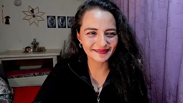 Snapshot of emma_luxy chatting on April 8, 2026, 5:18 am emma luxy online show from April 8, 2026, 5:18 am