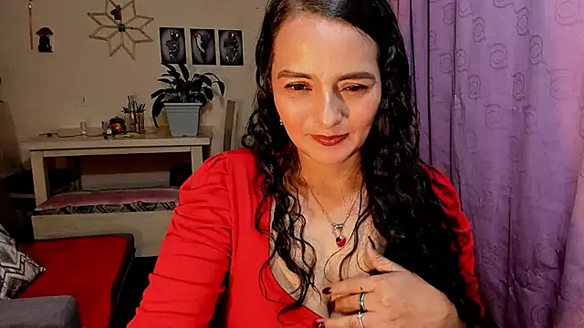 Snapshot of emma_luxy chatting on April 12, 2026, 11:10 pm emma luxy online show from April 12, 2026, 11:10 pm
