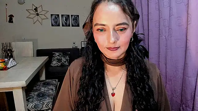 Snapshot of emma_luxy chatting on April 21, 2026, 11:07 pm emma luxy online show from April 21, 2026, 11:07 pm