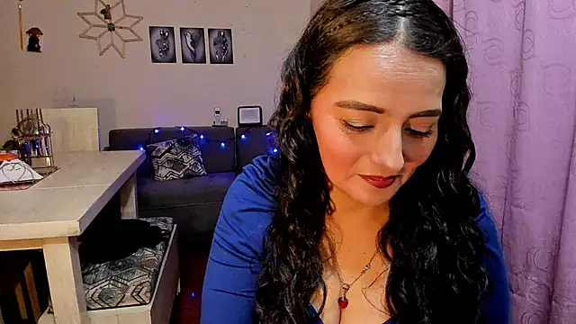 Snapshot of emma_luxy chatting on April 23, 2026, 11:40 pm emma luxy online show from April 23, 2026, 11:40 pm