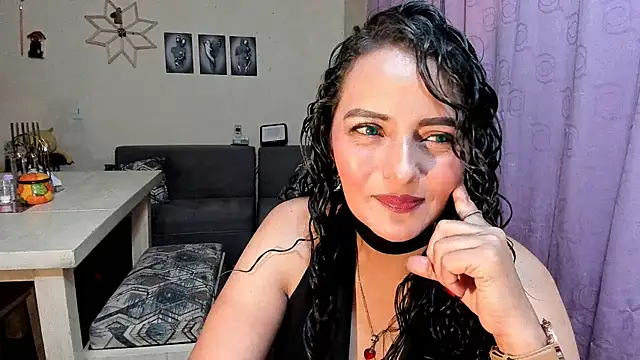 Snapshot of emma_luxy chatting on May 1, 2026, 1:43 am emma luxy online show from May 1, 2026, 1:43 am