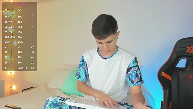 Snapshot of DustinLevine chatting on February 6, 2025, 2:33 am DustinLevine online show from February 6, 2025, 2:33 am