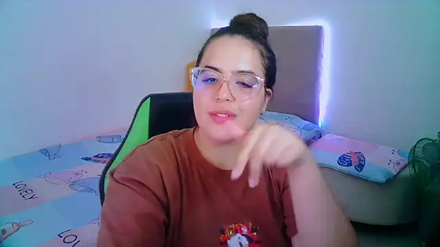 Snapshot of _alicia_z chatting on February 3, 2025, 12:04 am alicia z online show from February 3, 2025, 12:04 am