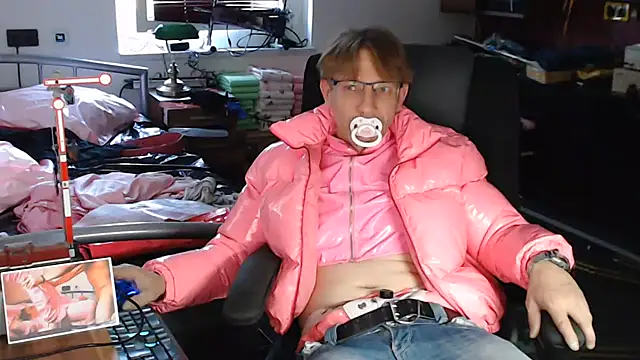 Snapshot of Fem-Boy40 chatting on June 9, 2026, 6:19 pm Fem-Boy40 online show from June 9, 2026, 6:19 pm