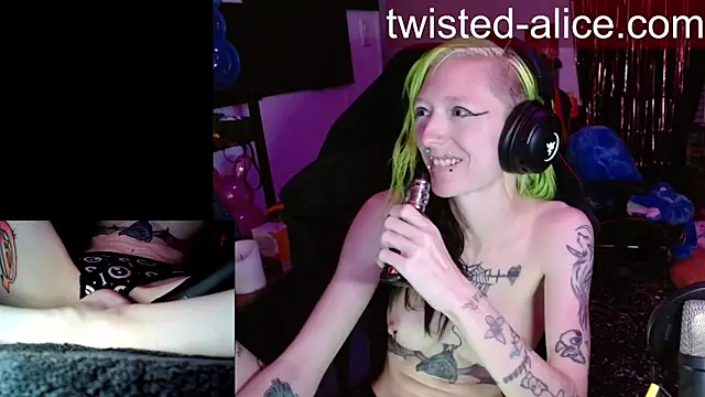 alicewonder09 online show from April 14, 2026, 3:12 am