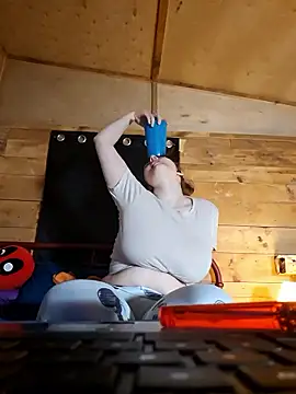 Snapshot of Snowbunnycake_131 chatting on December 3, 2024, 6:59 am Snowbunnycake 131 online show from December 3, 2024, 6:59 am