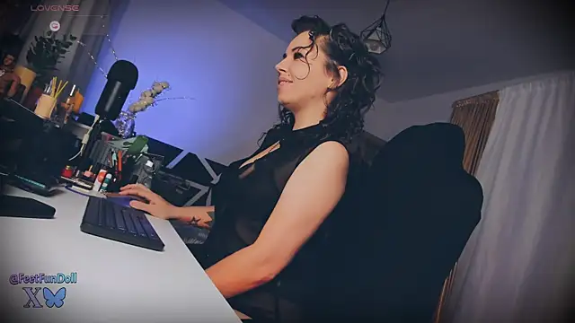 Snapshot of LisaDove chatting on December 20, 2024, 1:03 am LisaDove online show from December 20, 2024, 1:03 am