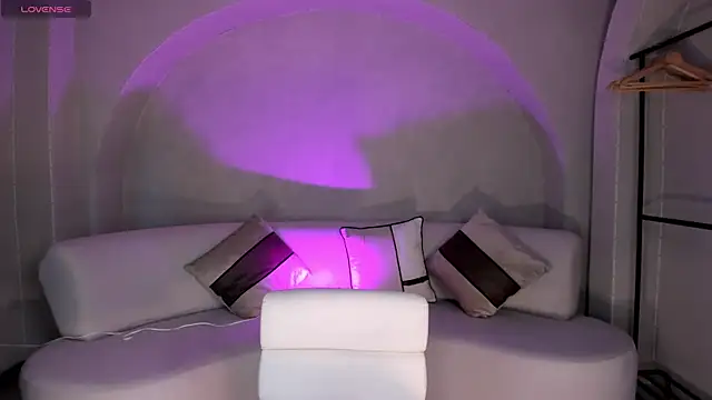 NiaHolland online show from September 23, 2025, 6:00 pm