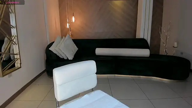 NiaHolland online show from October 10, 2025, 6:40 pm