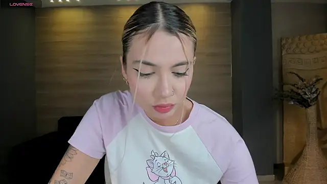 NiaHolland online show from October 23, 2025, 7:56 pm