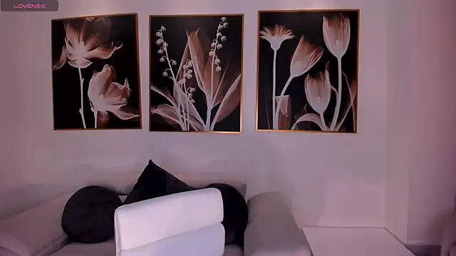 NiaHolland online show from February 25, 2026, 6:06 pm