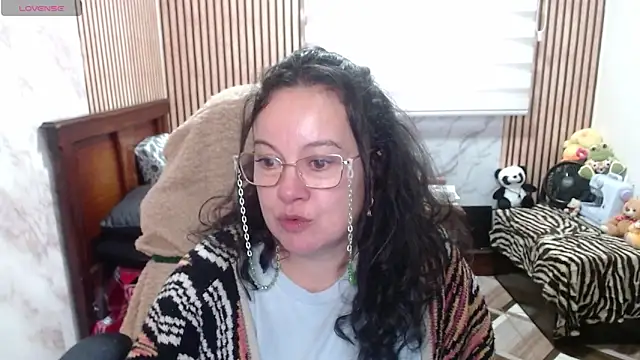 Sonialorens  online show from April 16, 2026, 11:07 pm