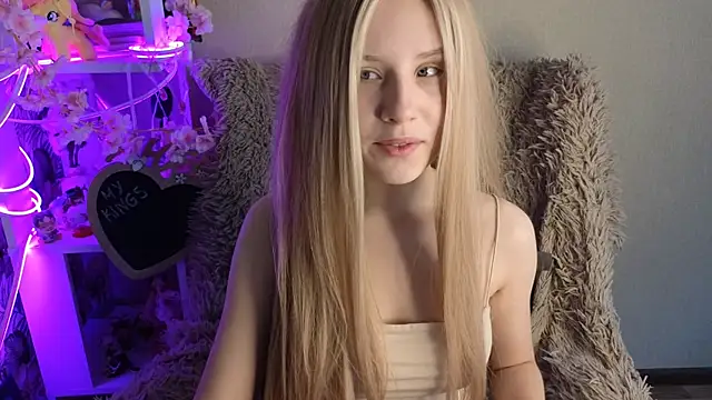 sarakaell online show from October 13, 2025, 2:44 am