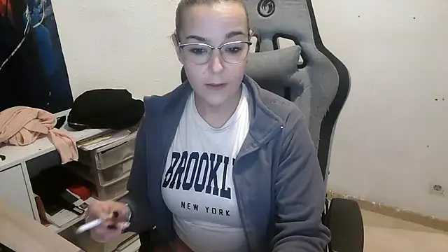 Snapshot of bekka__ chatting on February 18, 2026, 8:27 pm bekka online show from February 18, 2026, 8:27 pm