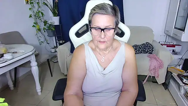 Selenna57 online show from April 3, 2026, 5:11 pm