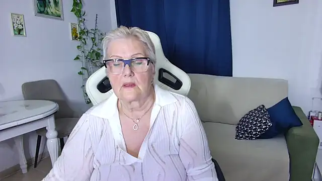 Selenna57 online show from April 9, 2026, 5:29 pm