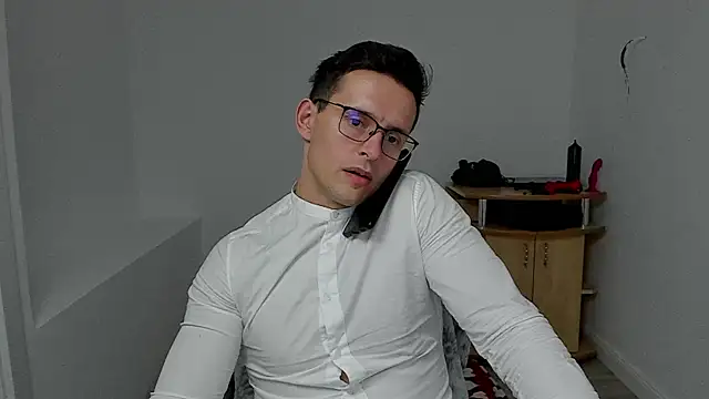 sexxymuscles4u online show from December 12, 2024, 5:59 pm