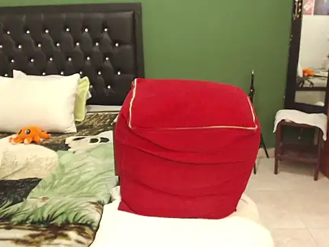 Estefani 32 online show from February 5, 2025, 10:55 pm