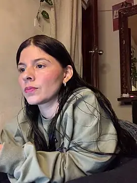 Estefani 32 online show from April 17, 2026, 5:27 pm