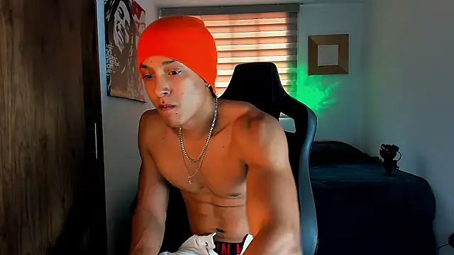 Snapshot of Liam_V chatting on February 1, 2025, 4:44 pm Liam V online show from February 1, 2025, 4:44 pm