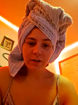 ScarletCallings420 online show from November 24, 2025, 9:25 pm