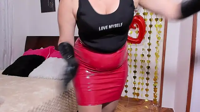 taylorhot70 online show from April 29, 2026, 3:32 am