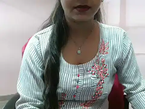 Snapshot of LovingPihu chatting on March 3, 2025, 4:47 am LovingPihu online show from March 3, 2025, 4:47 am