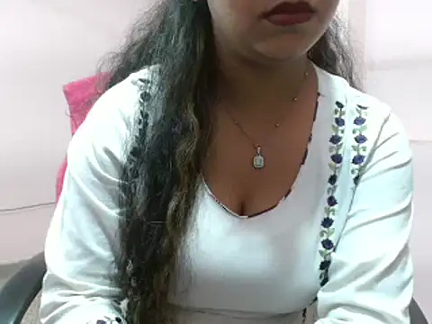 Snapshot of LovingPihu chatting on March 4, 2025, 5:42 am LovingPihu online show from March 4, 2025, 5:42 am