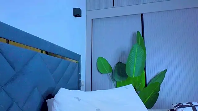 Mia Tin online show from September 13, 2025, 4:07 pm