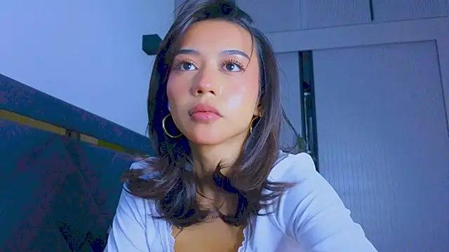 Mia Tin online show from September 21, 2025, 1:35 pm