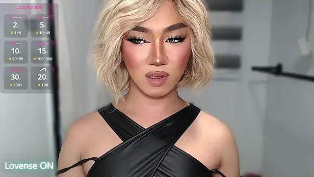 Snapshot of Local_Hoelyx chatting on October 11, 2025, 8:24 am Local Hoelyx online show from October 11, 2025, 8:24 am