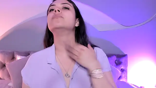 Nicolle W online show from March 8, 2025, 11:58 am