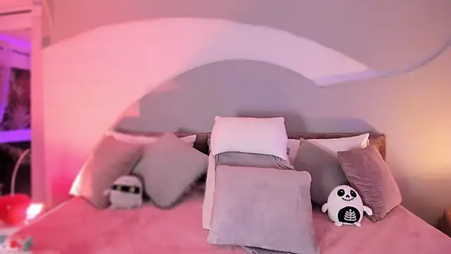 Nicolle W online show from October 3, 2025, 11:51 am