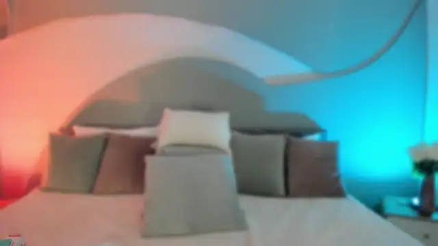 Nicolle W online show from October 10, 2025, 11:53 am