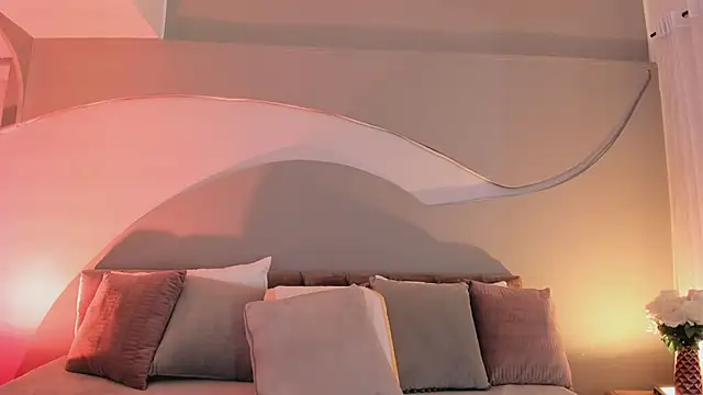 Nicolle W online show from October 29, 2025, 11:56 am