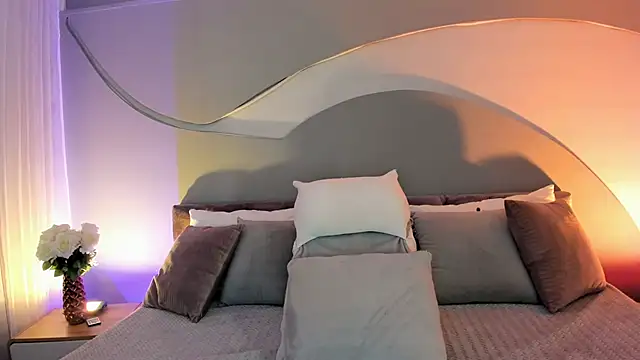 Nicolle W online show from January 8, 2026, 11:45 am