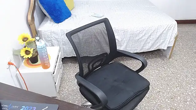 emiliaa hot online show from December 18, 2024, 2:21 am