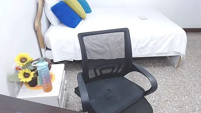 emiliaa hot online show from February 5, 2025, 1:04 am