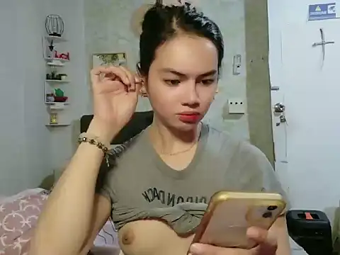 Snapshot of Hebefemme chatting on May 15, 2026, 9:05 am Hebefemme online show from May 15, 2026, 9:05 am