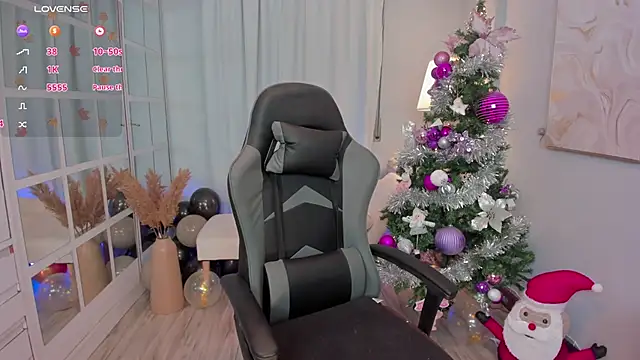 LeahJones  online show from December 14, 2025, 5:07 pm