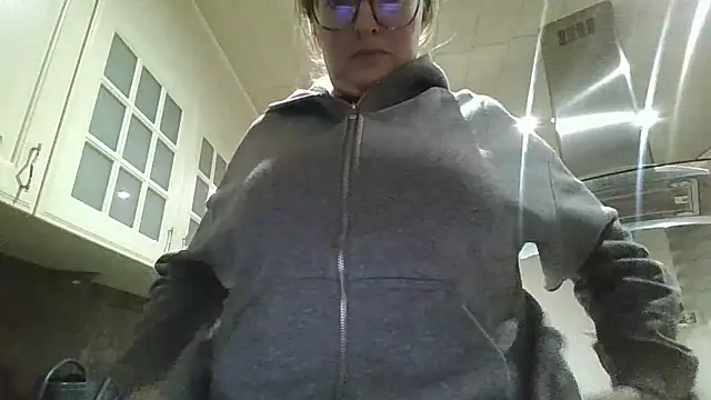 LiquidLeonie online show from March 18, 2026, 5:32 am