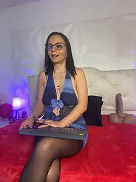 Snapshot of Miss_ellien chatting on July 6, 2026, 1:30 pm Miss ellien online show from July 6, 2026, 1:30 pm