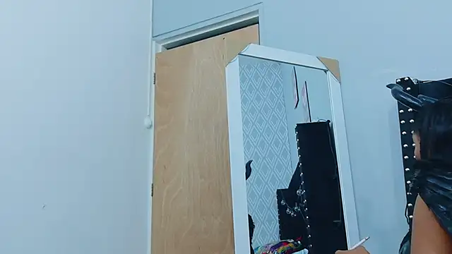 Snapshot of colombiamommy chatting on October 31, 2025, 12:39 pm colombiamommy online show from October 31, 2025, 12:39 pm