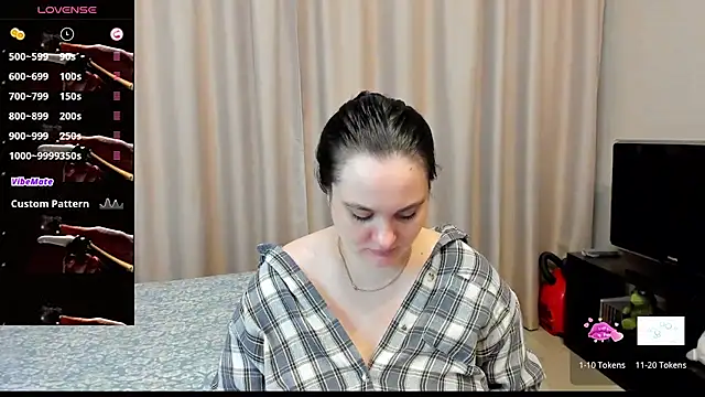 Snapshot of AlanaBrox chatting on May 4, 2026, 6:48 pm AlanaBrox online show from May 4, 2026, 6:48 pm