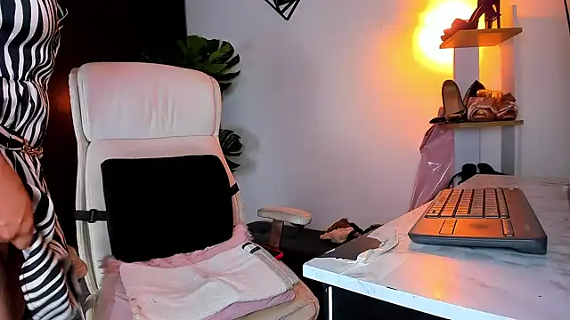 Snapshot of Emmiily_1 chatting on January 24, 2025, 4:27 am Emmiily 1 online show from January 24, 2025, 4:27 am