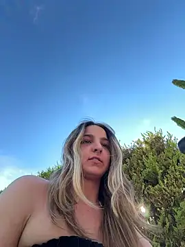 DoriDeluxe66 online show from April 18, 2026, 3:49 pm