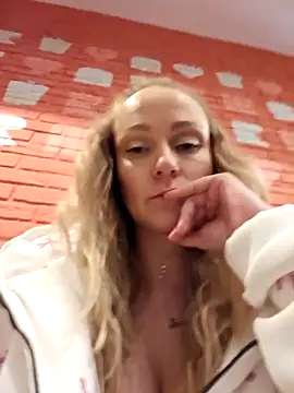 Snapshot of Bondgirl_013 chatting on December 19, 2025, 2:57 pm Bondgirl 013 online show from December 19, 2025, 2:57 pm