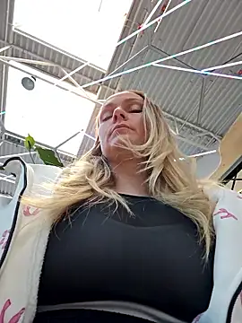 Snapshot of Bondgirl_013 chatting on January 14, 2026, 1:28 pm Bondgirl 013 online show from January 14, 2026, 1:28 pm