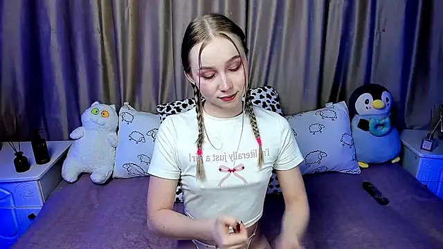 Snapshot of LilyStarlight chatting on February 19, 2025, 3:28 am LilyStarlight online show from February 19, 2025, 3:28 am