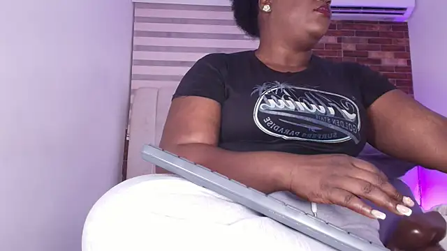  ebony-queen  online show from March 26, 2026, 3:01 am